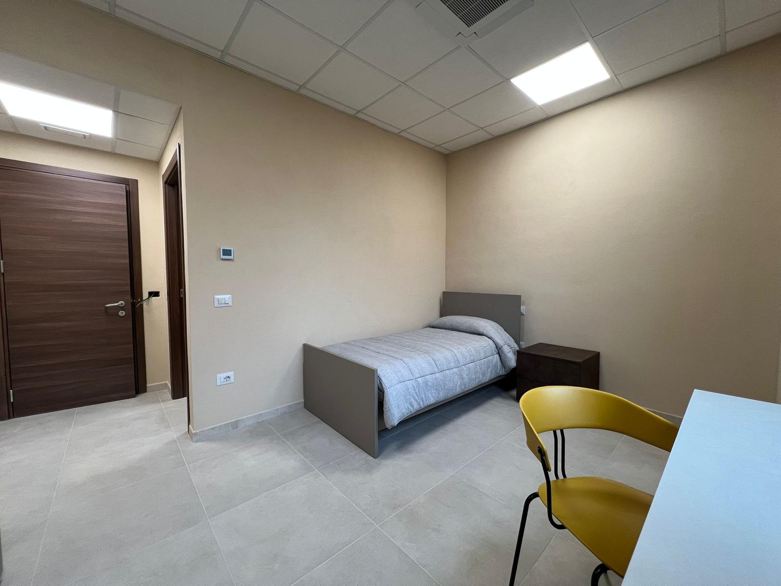 Camera con letto e scrivania