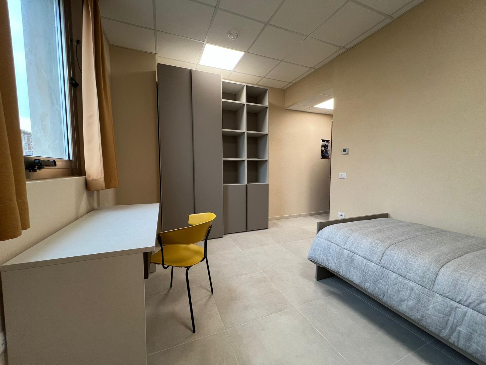 Camera con letto e scrivania
